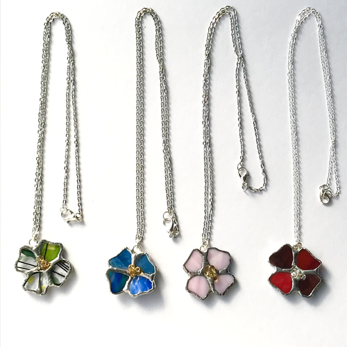 ガラスと金属で花の可憐さを表現。「glass accessory tubu」の