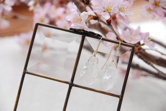 ラフロックローズクォーツの桜の花びらピアス　no.2１４kgf 3枚目の画像
