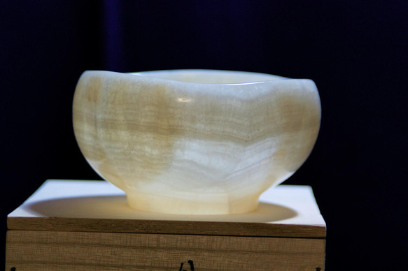 石の器『月影』抹茶茶碗　花器　天然石オニックス　彫刻家による手彫りの作品 1枚目の画像