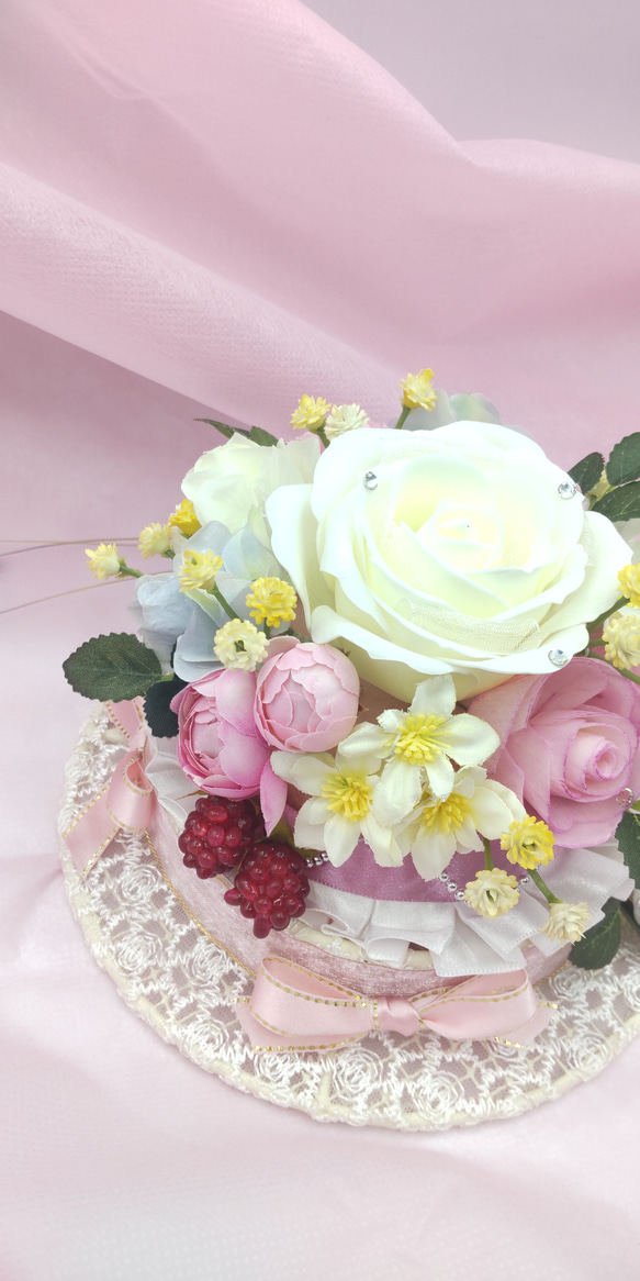 結婚式のお祝いに♡パフュームフラワー&ソラフラワーをアレンジしたフラワーケーキ♡ 8枚目の画像