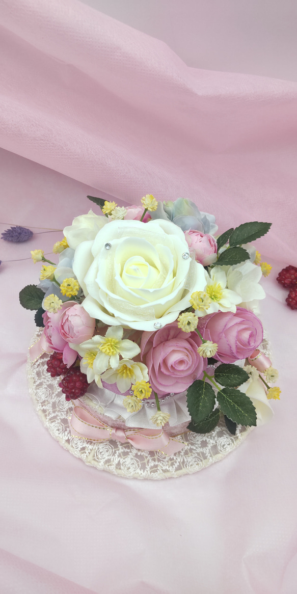 結婚式のお祝いに♡パフュームフラワー&ソラフラワーをアレンジしたフラワーケーキ♡ 6枚目の画像