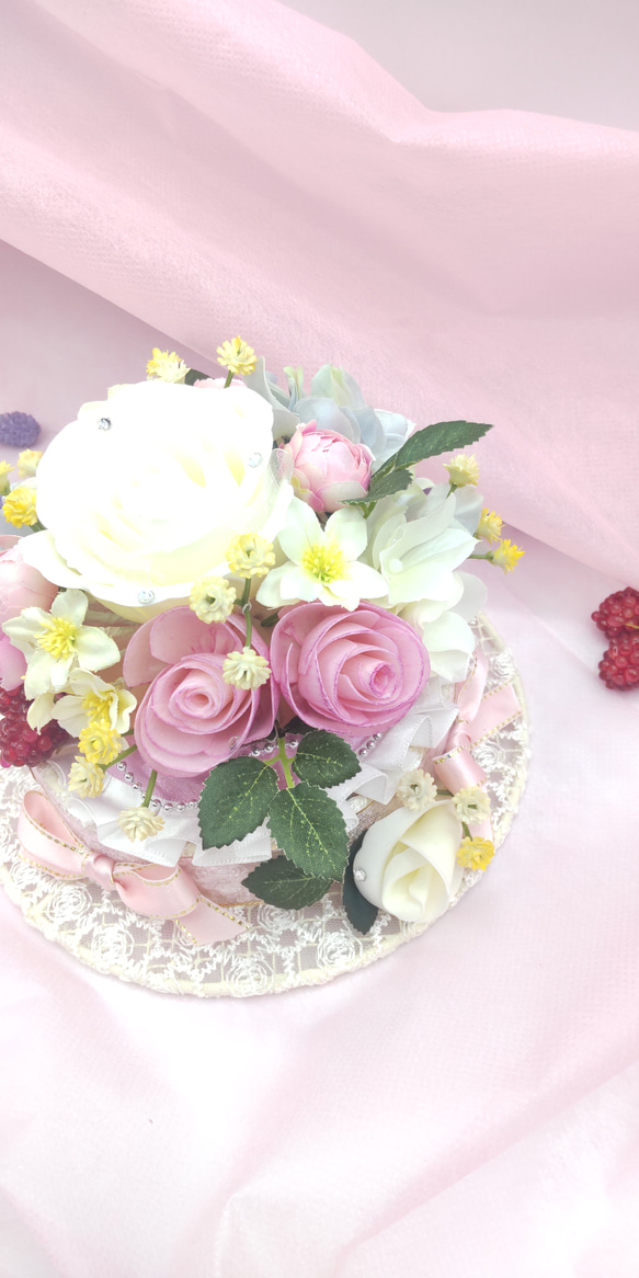 結婚式のお祝いに♡パフュームフラワー&ソラフラワーをアレンジしたフラワーケーキ♡ 7枚目の画像