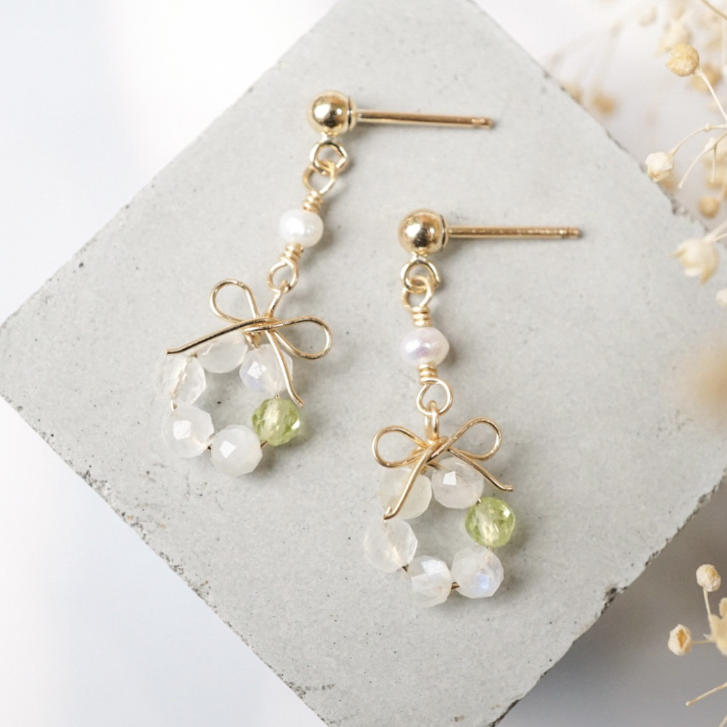 「シロツメクサの花結」ピアス イヤリング ムーンストーン ペリドット 淡水パール リボン 天然石 誕生石 14kgf