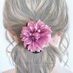 ピンクの薔薇とブルーベリーのヘアゴム　お花　ヘアゴム　髪飾り　お出掛け　ヘアアクセサリー 2枚目の画像