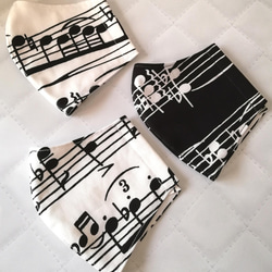 【音符&楽譜柄】大きな音符♪楽譜がインパクトのある立体マスク　ハンドメイド　音楽　手作りマスク　黒・白 2枚目の画像