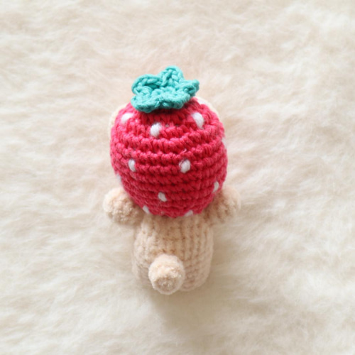 くまのあみぐるみ✳︎フルーツのかぶりもの✳︎いちご あみぐるみ