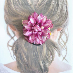 ピンクの薔薇とブルーベリーのヘアゴム：B　ミモザ　ヘアゴム　髪飾り　お出掛け　リボン　ダリア 1枚目の画像