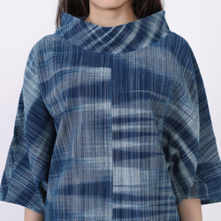 『 Tomo 』 コットン100% 手織り かすり模様 インディゴカラー ハイネック ドルマンスリーブ プルオーバー 5枚目の画像