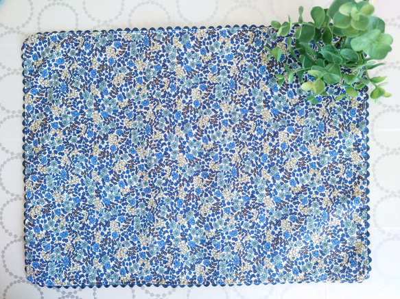 【リバティ】リバーシブルランチマット　リネン　ブルー　花柄 1枚目の画像
