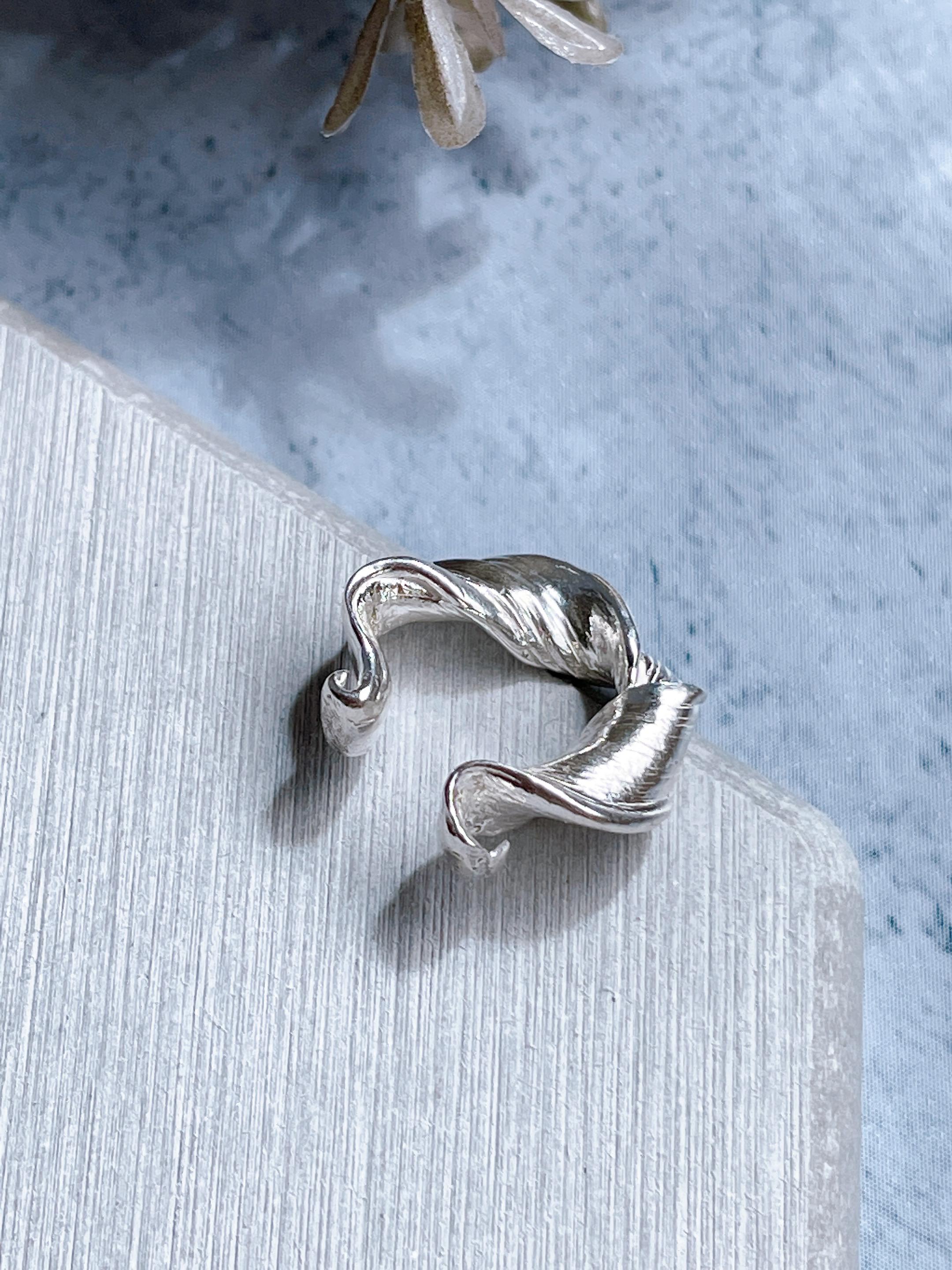 ribelo/ribbon line ear cuff unisex