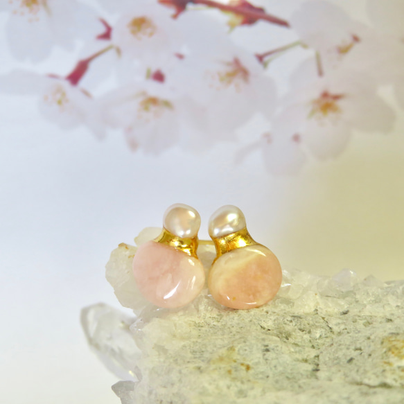 ＊此の花咲くや＊Pink opal × Freshwater pearl／金継ぎピアス／M size 1枚目の画像