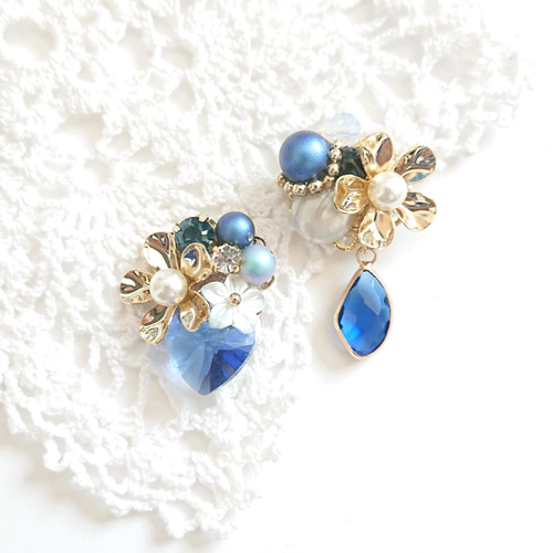 フラワーブルービジューピアス イヤリング ピアス（その他） Mou