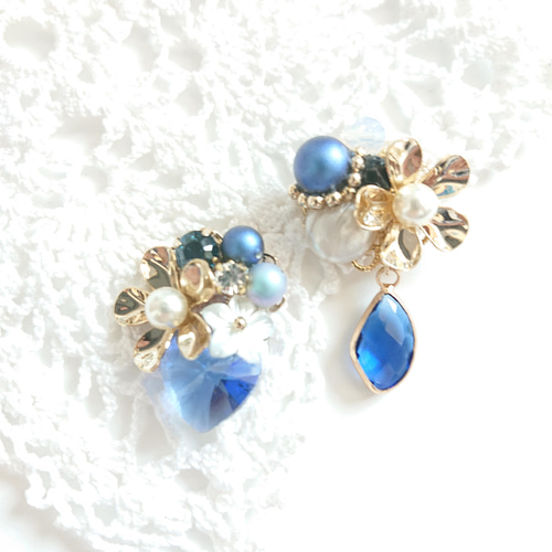 フラワーブルービジューピアス イヤリング ピアス（その他） Mou