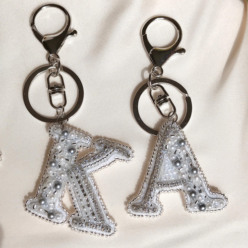 ビーズ刺繍 ✳︎イニシャルキーホルダー✳︎ /キラキラ/パール