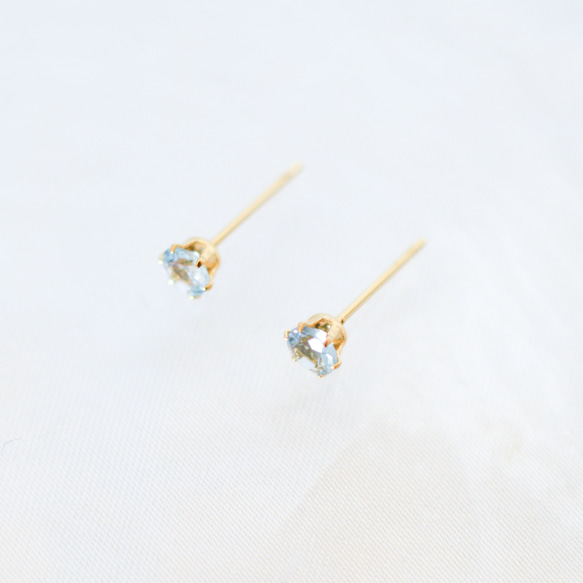 【天然石スカイブルートパーズのシンプルな一粒スタッドピアス】水色/4mm/サージカルステンレス/つけっぱなしok 6枚目の画像