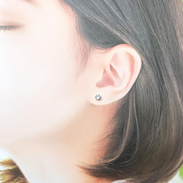 【天然石スカイブルートパーズのシンプルな一粒スタッドピアス】水色/4mm/サージカルステンレス/つけっぱなしok 10枚目の画像