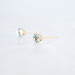 【天然石スカイブルートパーズのシンプルな一粒スタッドピアス】水色/4mm/サージカルステンレス/つけっぱなしok 5枚目の画像