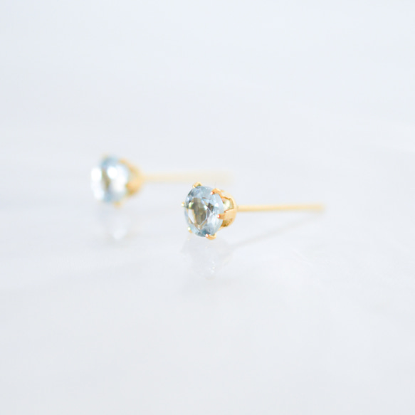 【天然石スカイブルートパーズのシンプルな一粒スタッドピアス】水色/4mm/サージカルステンレス/つけっぱなしok 5枚目の画像