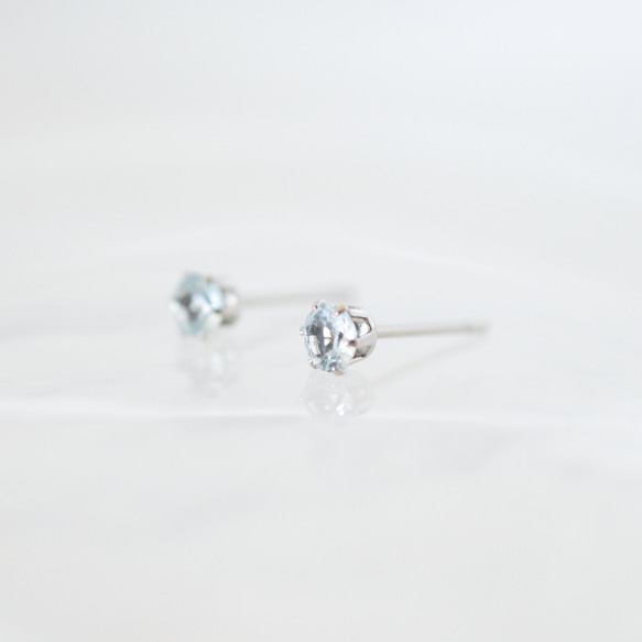 【天然石スカイブルートパーズのシンプルな一粒スタッドピアス】水色/4mm/サージカルステンレス/つけっぱなしok 2枚目の画像