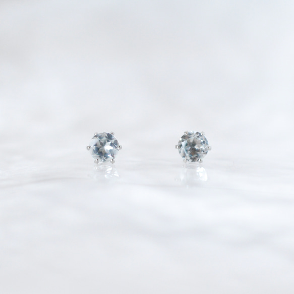 【天然石スカイブルートパーズのシンプルな一粒スタッドピアス】水色/4mm/サージカルステンレス/つけっぱなしok 1枚目の画像