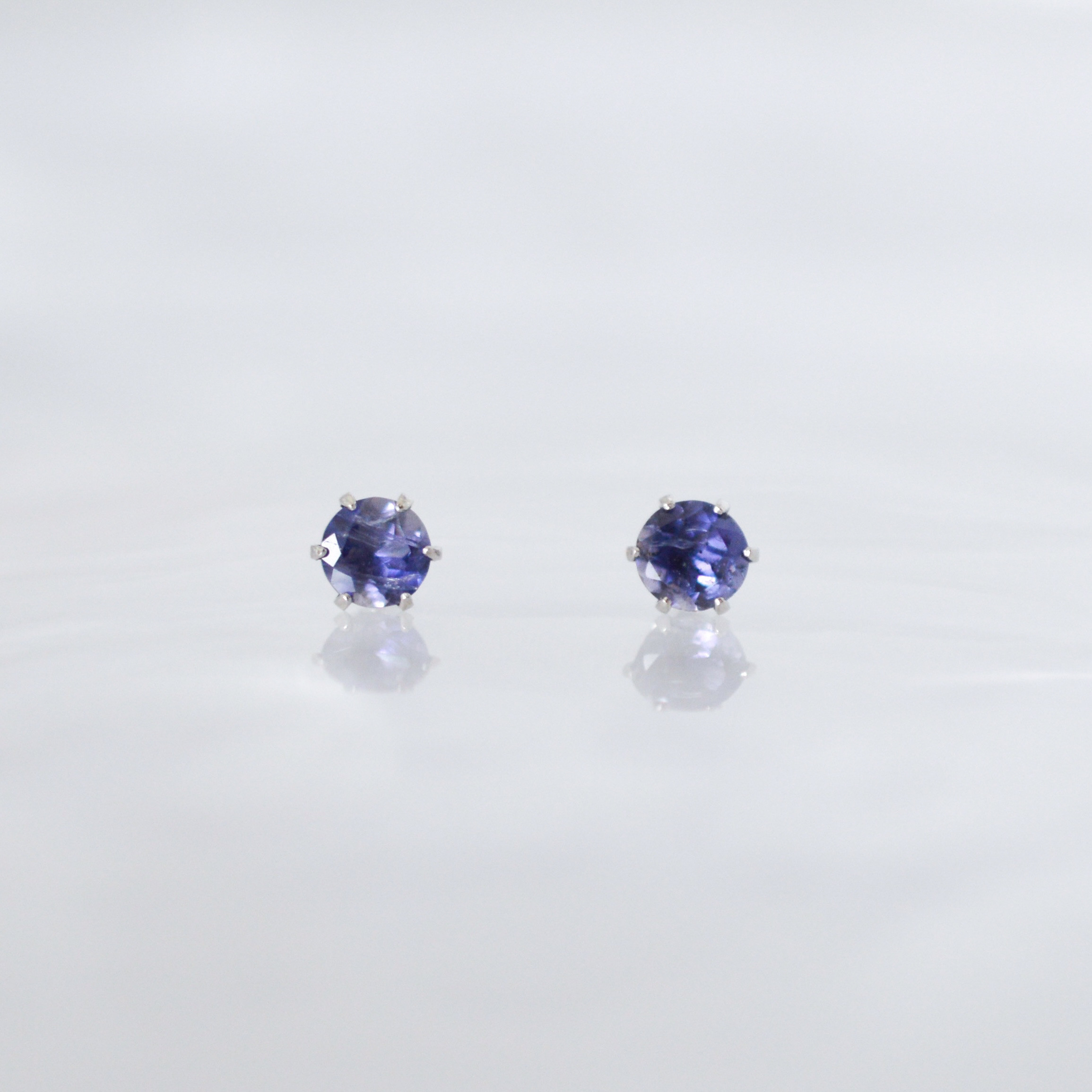 160A1【アイオライト】天然石　1粒　4mm　シルバー　ピアス　青　紫　925 160A1【アイオライト】天然石 1粒 4mm シルバー ピアス 青 紫
