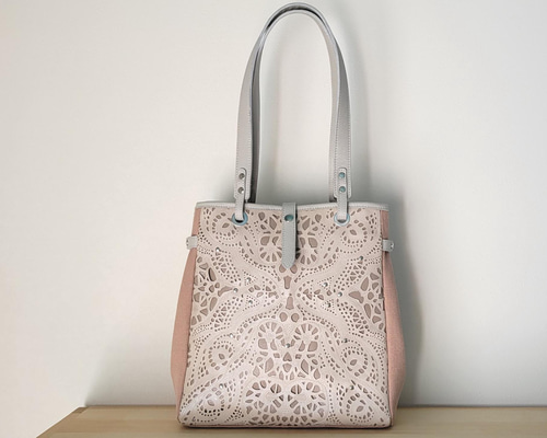  ★レーザーカット トートバッグ ショッパーバッグ quaranciel: Vカット サイドファスナー トートバッグ（A4対応