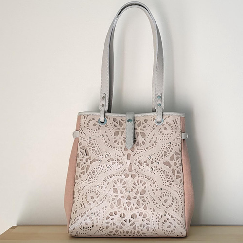 WHITE STUFF レイラ レーザーカット レザー トート Layla Lasercut Leather Tote in PALE IVORY | White Stuff US