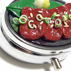 【こだわりシリーズ】レバ刺しの小物入れ(ピルケース)⭐︎フェイクフード、食品サンプル、焼肉、居酒屋 8枚目の画像
