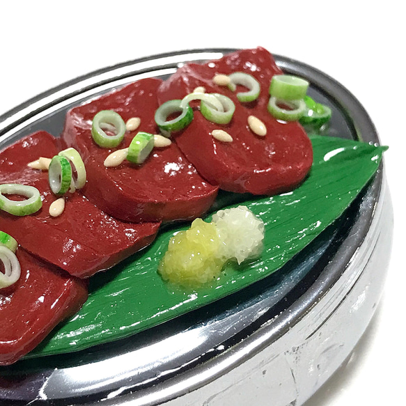 【こだわりシリーズ】レバ刺しの小物入れ(ピルケース)⭐︎フェイクフード、食品サンプル、焼肉、居酒屋 4枚目の画像