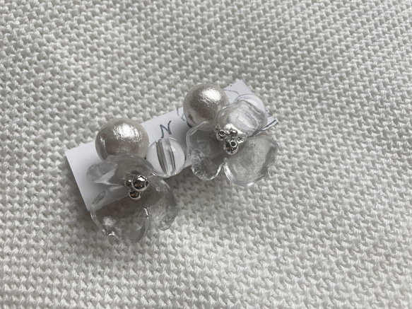 clear flower ×cotton perl vol. ピアス・イヤリング 2枚目の画像