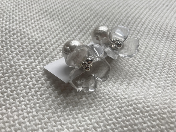 clear flower ×cotton perl vol. ピアス・イヤリング 4枚目の画像