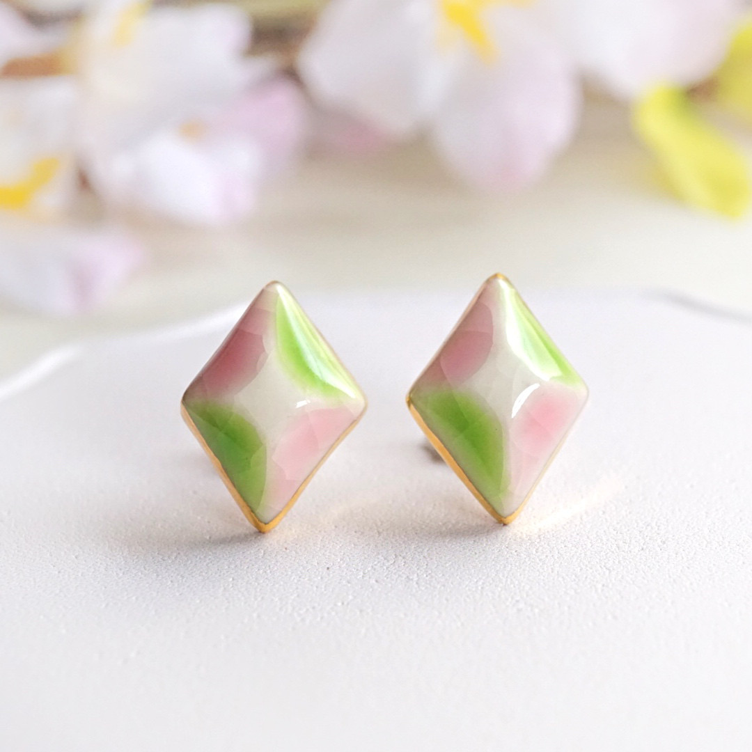 【九谷焼・春限定作品】彩光の宝石〈桃色×若草色〉ピアス/イヤリング