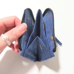 【再販】草花と昆虫柄のL字ファスナー財布(紺) 6枚目の画像