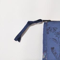 【再販】草花と昆虫柄のL字ファスナー財布(紺) 4枚目の画像
