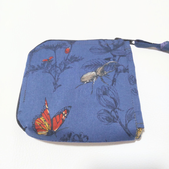 【再販】草花と昆虫柄のL字ファスナー財布(紺) 3枚目の画像