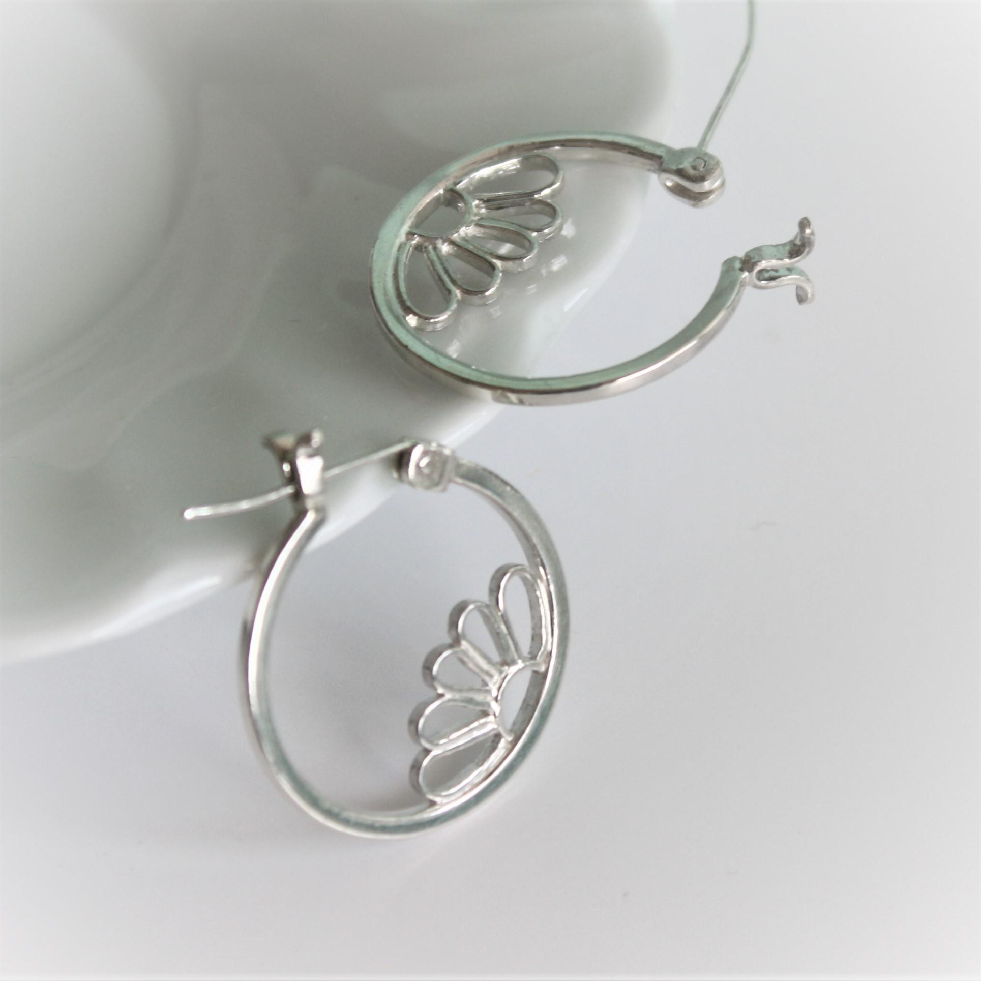 シルバーフープピアス　花の横顔　シンプル　カジュアル　エレガント