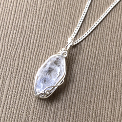 【silver925】デュモルチェライトインクォーツ原石のワイヤーラップペンダントトップ 2枚目の画像