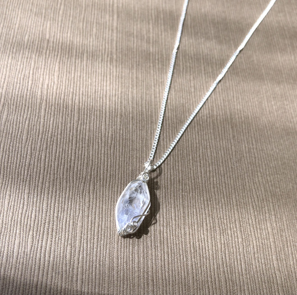 【silver925】デュモルチェライトインクォーツ原石のワイヤーラップペンダントトップ 3枚目の画像