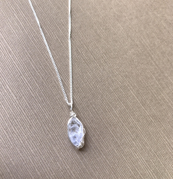 【silver925】デュモルチェライトインクォーツ原石のワイヤーラップペンダントトップ 5枚目の画像