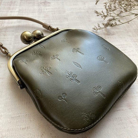 leather pochette with a clasp designed embossing leaf & tree 第2張的照片