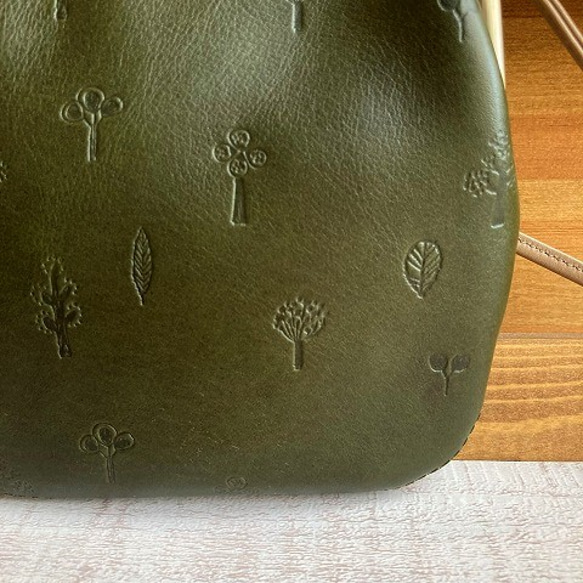 leather pochette with a clasp designed embossing leaf & tree 第7張的照片
