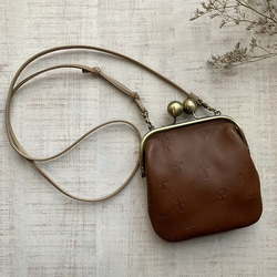 leather pochette with a clasp designed embossing leaf & tree 第3張的照片