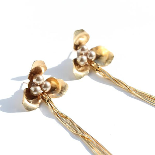 ラスト1点】 フラワーパーツにフサフサのタッセルがおしゃれ