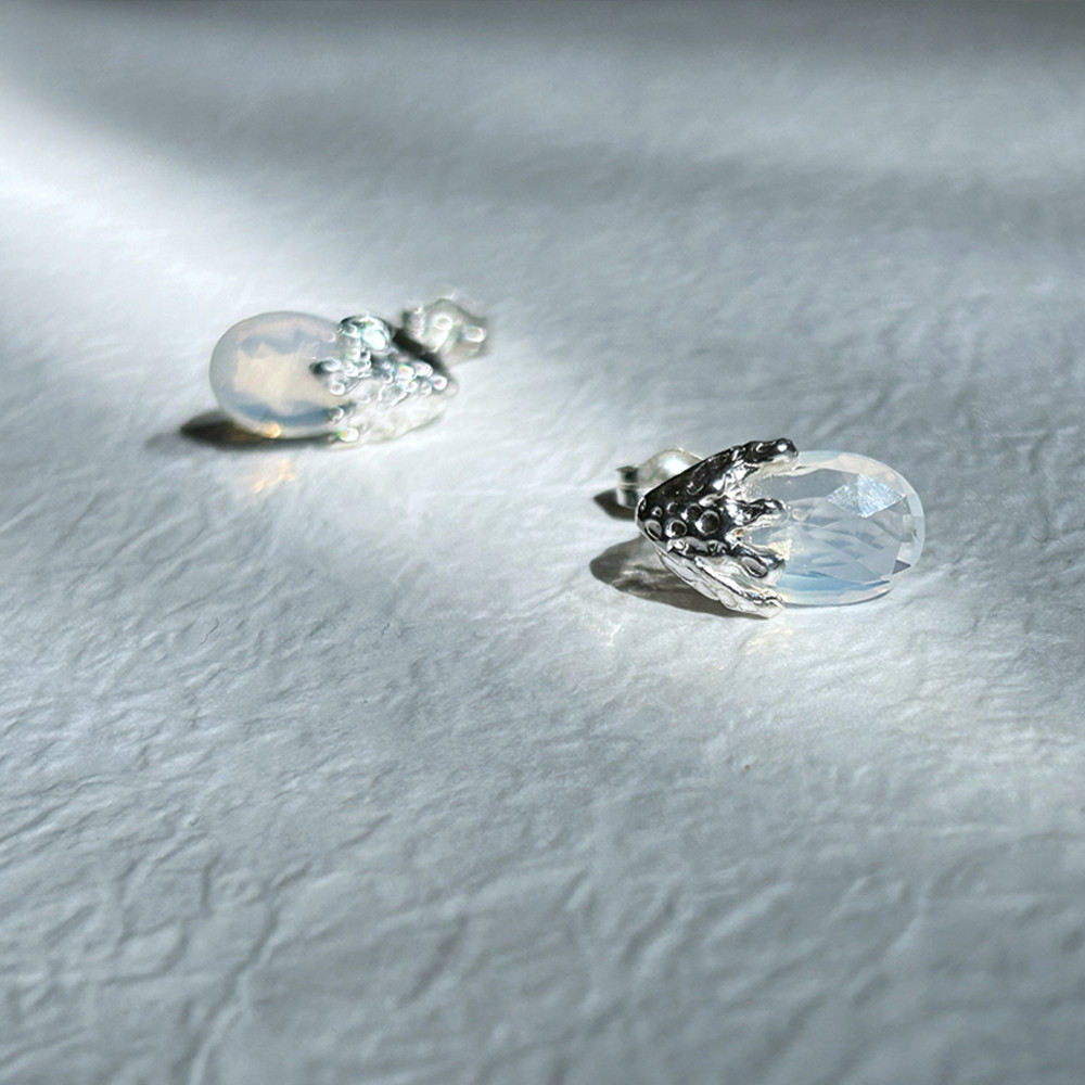 淡い白色の蕾ピアス【gem bud pierce＜Silky Quartz＞】