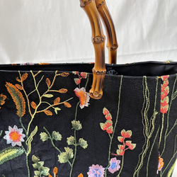 花柄刺繍　竹ハンドルを使ったハンドバッグ 4枚目の画像