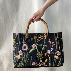 花柄刺繍　竹ハンドルを使ったハンドバッグ 2枚目の画像