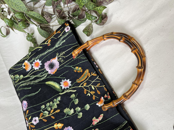 花柄刺繍　竹ハンドルを使ったハンドバッグ 3枚目の画像
