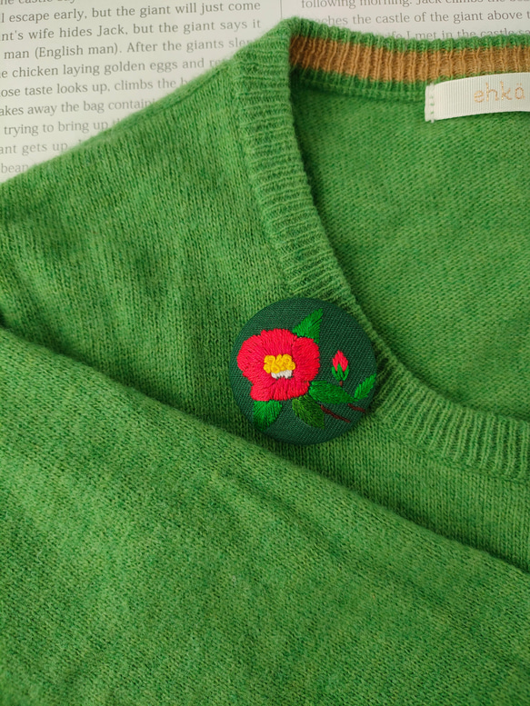 赤い椿の花刺繍ブローチ 6枚目の画像