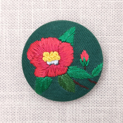 赤い椿の花刺繍ブローチ 2枚目の画像