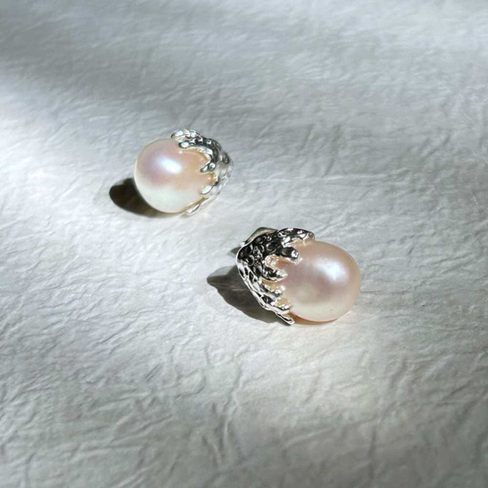 零れる真珠の蕾ピアス【gem bud pierce＜Pearl＞】